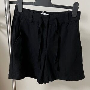 & Other Stories Linen Shorts in Black Size 4